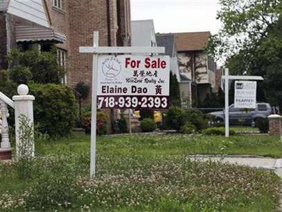 A "for sale" sign is seen outside a home in New York June 19, 2012. Foto: Shannon Stapleton / Reuters In English