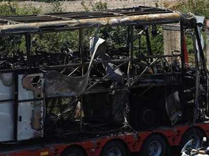 Un camión transportando los restos de un autobús dañado en un ataque con bomba a las afueras del aeropuerto de Burgas. Foto: Stoyan Nenov / Reuters