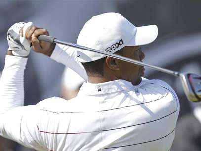 Tiger Woods of the U.S. watches his tee shot on the driving range during a practice round ahead of the British Open golf championship at Royal Lytham & St Annes, northern England July 18, 2012. Foto: Cathal McNaughton / Reuters