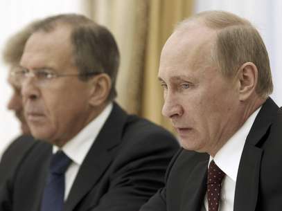El presidente de Rusia Vladimir Putin, derecha, y el ministro de relaciones exteriores Sergey Lavrov participan en una reunión con el primer ministro de Turquía en el Kremlin en Moscú el miércoles 18 de julio del 2012. Rusia se opone enérgicamente a las sanciones al gobierno del presidente Bashar Assad si no retira sus tropas y armamento pesado de las áreas pobladas de Siria dentro de 10 días, tal como estipula una resolución que será sometida a votación en la ONU el jueves 19 de julio del 2012.   Foto: Sergei Karpukhin, Pool / AP