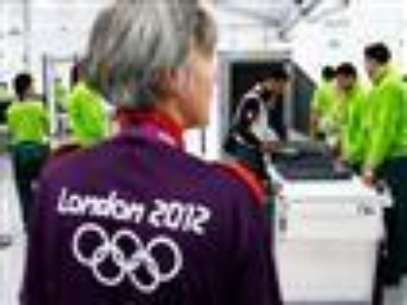 
              Despite a report that says public confidence in the London Olympics has suffered due to a contractor's failure to supply enough guards, a top police official says the overall security plan is not affected.  (July 18)
              
             Foto: AP in English