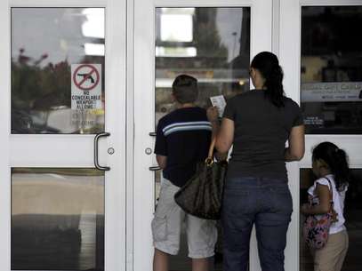 Por una puerta con un letrero que avisa de la prohibición de llevar armas ocultas, varias personas ingresan el viernes 20 de julio de 2012 a un cine en la ciudad estadounidense de Greenville en el estado de Carolina del Sur para ver la nueva película de Batman el viernes 20 de julio de 2012. Los cines en diversas partes de Estados Unidos reforzaron la seguridad luego de un ataque a tiros que en la madrugada del viernes 20 dejó varios muertos y decenas de heridos en la ciudad de Aurora, Colorado, durante la Foto: Rainier Ehrhardt / AP