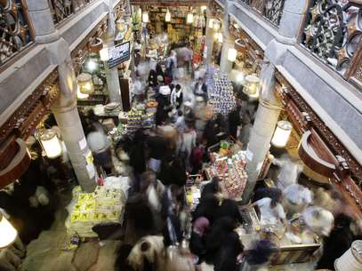 Numerosas personas compran alimentos en preparación para el mes sagrado del Ramadán en un mercado en la ciudad antigua de Saná, Yemen, el jueves 19 de julio de 2012. Numerosos musulmanes en el mundo observan a partir del viernes el inicio del Ramadán, periodo dedicado a la reflexión espiritual, la oración y el ayuno del alba al atardecer.  Foto: Hani Mohammed / AP