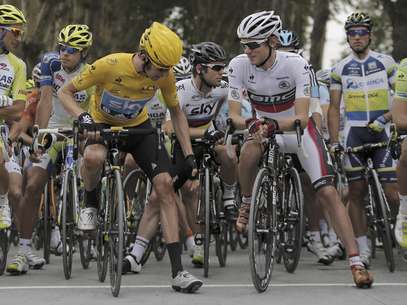 Bradley Wiggins (left) maintained his lead in the Tour de France's 18th stage Friday. Foto: Christophe Ena / AP