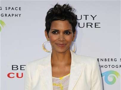 Actress Halle Berry poses at the opening of the photographic exhibition 'Beauty Culture' at the Annenberg Space for Photography in Los Angeles, California May 19, 2011. ' Foto: Fred Prouser / Reuters In English