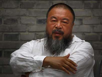 Chinese dissident artist Ai Weiwei folds his arms as he sits on a chair in the courtyard of his studio in Beijing June 20, 2012. Foto: David Gray / Reuters In English