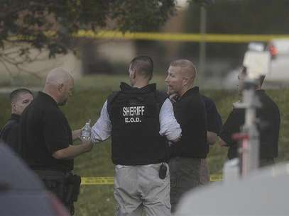 Law enforcement officials gather outside the Century 16 Theatre where a masked gunman killed 12 people at a midnight showing of the new Batman movie in Aurora, Colorado July 20, 2012. A masked gunman killed 12 people at a midnight showing of the new Batman movie in a suburb of Denver early on Friday, sparking pandemonium when he hurled a teargas canister into the auditorium and opened fire on moviegoers. Foto: Evan Semon / Reuters In English