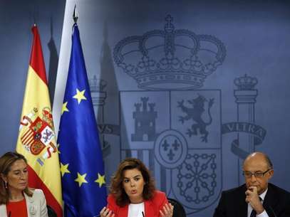 El Consejo de Ministros dio el viernes luz verde al anteproyecto de ley de Protección de la Salud del Deportista y de la Lucha contra el Dopaje, una nueva norma que pondrá especial atención en el control y el seguimiento del estado de salud de los deportistas, según explicó la portavoz del Gobierno. En la imagen, la vicepresidenta del Gobierno, Soraya Sáenz de Santamaría, junto a la ministra Ana Pastor y el ministro Cristóbal Montoro en una rueda de presna en Moncloa, el 20 de julio de 2012. Foto: Susana Vera / Reuters en español