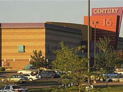 El cine Century 16 donde un hombre armado mató a 12 personas durante una presentación de la última cinta de Batman en Denver, EEUU, jul 20 2012. Un hombre armado mató a tiros a 12 personas en una exhibición de la nueva película de Batman el viernes en un cine de un suburbio de la ciudad estadounidense de Denver, desatando un pandemonio cuando lanzó gases lacrimógenos en el auditorio y abrió fuego contra los espectadores. Foto: Evan Semon / Reuters