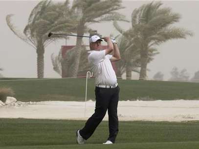 Richard Finch of Britain hits a fairway shot on the 15th hole during the first round of the Qatar Masters tournament at the Doha golf club in Doha February 2, 2012. Foto: Fadi Al-Assaad / Reuters In English