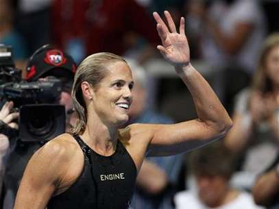 Dara Torres waves to her family after failing to qualify in the women's 50m freestyle race during the U.S. Olympic swimming trials in Omaha, Nebraska, July 2, 2012. Foto: Jeff Haynes / Reuters In English