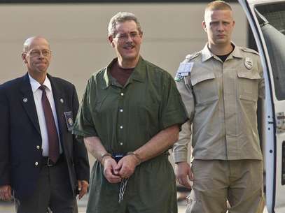 Convicted financier Allen Stanford, who faces up to 230 years in prison for his $7 billion Ponzi scheme, arrives at Federal Court in Houston for sentencing June 14, 2012. In a demand more likely to remain symbolic than be fulfilled, the U.S. government wants Allen Stanford to forfeit $5.9 billion from his massive Ponzi scheme, even though the convicted financier has been declared indigent. The demand requires court approval, and was made two days before Stanford, who was once considered a billionaire, is t Foto: Richard Carson / Reuters In English
