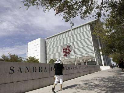 A supporter of Maricopa County Sheriff Joe Arpaio walks past the Sandra Day O'Connor United States Courthouse, during day one of Apraio's and his sheriff's department civil rights trial in Phoenix, Arizona July 19, 2012. The suit contends that Arpaio, who styles himself "America's toughest sheriff," and his officers violate the constitutional rights of both Hispanic citizens and legal immigrants alike in their zeal to crack down on people they believe to be illegal immigrants in the Phoenix valley. Foto: Joshua Lott / Reuters In English
