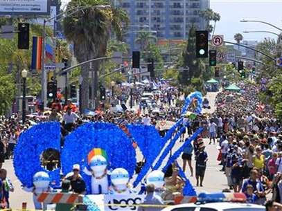Thousands of people attend San Diego's Gay Pride Parade in San Diego, July 16, 2011. Foto: Mike Blake / Reuters In English