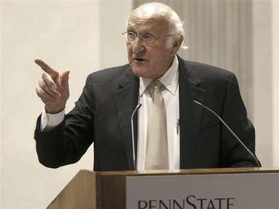 Chairman of the Penn State Board of Trustees Steve A. Garban gestures while speaking during the trustees meeting at the Lion Inn in State College, Pennsylvania, in this November 11, 2011 file photo. Penn State University's board of trustees July 19, 2012 accepted the resignation of Garban, the man who chaired the board when the child sex abuse scandal involving ex-assistant football coach Jerry Sandusky first broke. Foto: Files / Reuters
