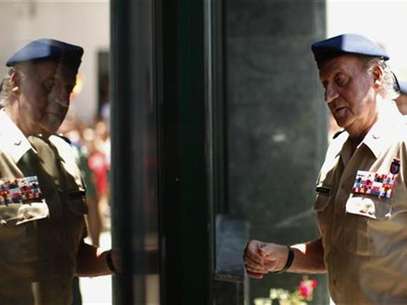 Spain's King Juan Carlos is reflected in a window as he arrives to visit the headquarters of the Spanish Civil Guard at Algeciras, southern Spain, June 20, 2012. Foto: Jon Nazca / Reuters In English