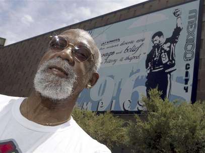 John Carlos, participant of the 1968 Olympics, stands in front of a mural made by students on the campus, at Palm Springs High School, where he is a teacher and counsellor in Palm Springs, California July 11, 2012. Picture taken July 11, 2012. Foto: Alex Gallardo / Reuters In English