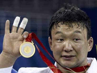 Gold medallist Tuvshinbayar Naidan of Mongolia holds his medal during the medal ceremony of the men's -100kg judo event at the Beijing 2008 Olympic Games, in this August 14, 2008 file photo. Foto: Files / Reuters In English