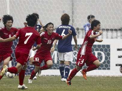 North Korea's Kim Jo Ran (R) celebrates after scoring against Japan at the women's qualifying tournament for the 2012 Olympic Games in Jinan, Shandong province, in this September 8, 2011 file photo. Foto: Files / Reuters In English