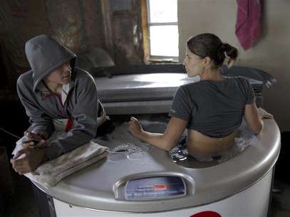 U.S. Olympic tri-athlete Sarah Groff and her boyfriend Ben True (L) sit in an ice bath at their home in Hartford, Vermont after a day of training May 22, 2012. Foto: Brian Snyder / Reuters In English