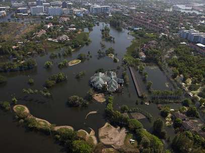 A view of a partially flooded golf course in Bangkok's suburbs November 26, 2011. Thailand's worst floods in 50 years have killed 610 people and devastated industry, but the situation is slowly improving, with water receding in many affected areas. Foto: Athit Perawongmetha / Reuters In English