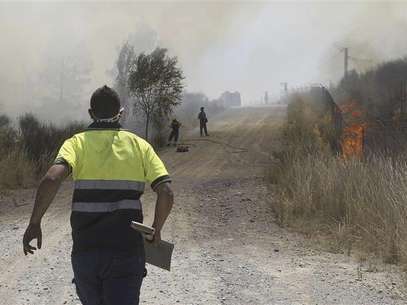 Firefighters work to put out a fire on the TGV (high speed train) Barcelona-Perpignan line in Hostalets de Llers, in the Spanish province of Girona July 23, 2012. Foto: Jordi Ribot / Reuters In English