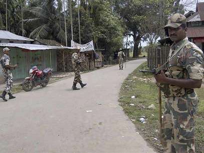 Indian security personnel patrol on a street during curfew near Kokorajhar town in the northeastern Indian state of Assam July 22, 2012. Foto: Stringer / Reuters In English