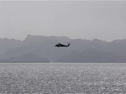 A helicopter from the Nimitz-class aircraft carrier USS Abraham Lincoln (CVN 72) patrols the Arabian Gulf during a transit in the Strait of Hormuz, near the gulf of Oman February 14, 2012. Foto: Jumana El Heloueh / Reuters In English