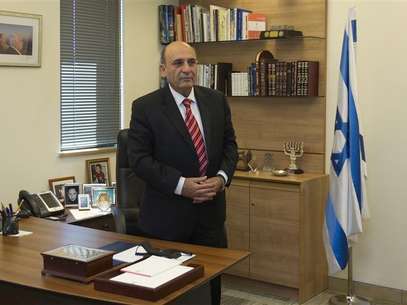 Shaul Mofaz, head of the centrist Kadima party, poses for a photo in his office at parliament in Jerusalem, before he was sworn in as a cabinet minister May 9, 2012. Foto: Ronen Zvulun / Reuters In English