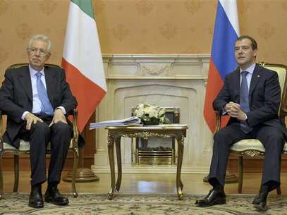 Russian Prime Minister Dmitry Medvedev (R) meets his Italian counterpart Mario Monti in Moscow July 23, 2012. Foto: Pool / Reuters In English