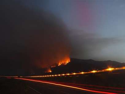 A forest fire is seen on a hill as a fire engine speeds past in the Vilaflor municipality, on the southern part of Spanish Canary Islands of Tenerife, July 18, 2012. Foto: Santiago Ferrero / Reuters In English