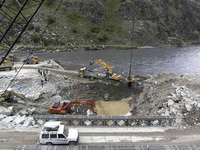 A private vehicle crosses a bridge as excavators are used at the dam site of Kishanganga power project in Gurez, 160 km (99 miles) north of Srinagar June 21, 2012. Foto: Fayaz Kabli / Reuters In English