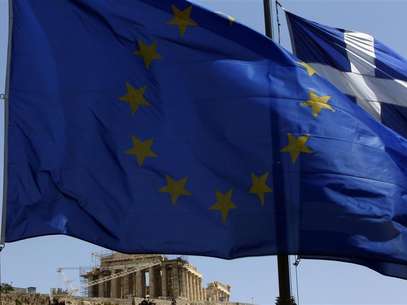A European Union (E.U.) flag (front) and a Greek flag flutter in front of the monument of Parthenon on Acropolis hill in Athens June 17, 2012. Foto: John Kolesidis / Reuters In English