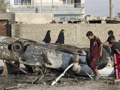 Residents gather at the site of a car bomb attack in Mahmudiya, 30 km (20 miles) south of Baghdad July 23, 2012. Foto: Mohammed Ameen / Reuters In English