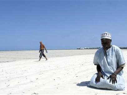 A Muslim man prays on a beach along the Indian Ocean town of Mombasa September 11, 2009, on the third Friday of the holy month of Ramadan. Foto: Joseph Okanga / Reuters In English