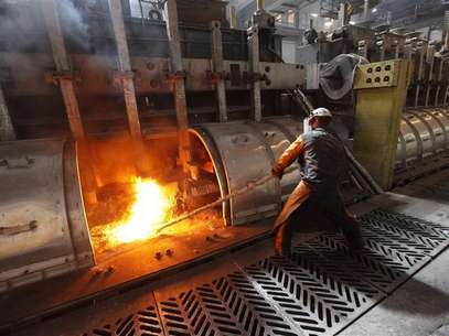 A worker operates an electrolysis furnace, which produces aluminium from raw materials, at the Rusal Krasnoyarsk aluminium smelter in the Siberian city of Krasnoyarsk, May 18, 2011. Foto: Ilya Naymushin / Reuters In English