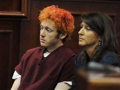 El acusado de matar a una docena de personas en un cine de Colorado James Holmes junto a la defensora pública Tamara Brady en su primera aparición ante una corte en Aurora, EE.UU. Foto: Pool / Reuters