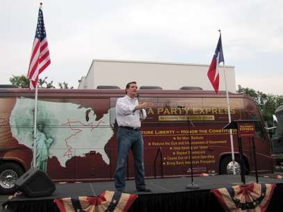ARCHIVO - Foto de archivo, 5 de mayo de 2012, de Ted Cruz, aspirante a la candidatura republicana a una banca en el Senado por Texas, hablando en un acto organizado por el Tea Party en San Antonio, Texas.  Cruz, de 41 años, hijo de exiliados cubanos y criado en Houston, enfrentará al vicegobernador David Dewhurst, el preferido de la maquinaria republicana en una elección de desempate el 31 de julio.  Foto: Hernan Rozemberg, File / AP