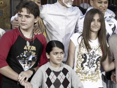 De izquierda a derecha Prince Jackson, Blanket Jackson y Paris Jackson en una ceremonia de develación de sus huellas en honor de su padre el músico Michael Jackson frente al Teatro Chino Grauman's en Los Angeles en una fotografía de archivo del 26 de enero de 2012. Los albaceas de los bienes de Jackson dijeron estar preocupados por el bienestar de la madre del cantante y sus tres hijos en una carta publicada el martes 24 de julio de 2012. La carta se publicó horas después de una pelea en la casa de la fami Foto: Matt Sayles / AP