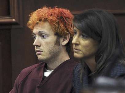 James Holmes, acusado de asesinar a 12 personas en un cine en Aurora, Colorado, aparece en el tribunal del condado de Arapahoe junto a la abogada defensora Tamara Brady en Centennial, Colorado  Foto: Denver Post, RJ Sangosti, Pool, Archivo / AP