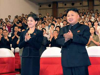 El líder norcoreano Kim Jong Un y su esposa Ri Sol Ju en esta fotografía de archivo difundida el lunes 9 de julio de 2012 por la Agencia Central de Noticias de Corea del Norte y distribuida en Tokio por el Servicio de Noticias de Corea del Sur.  Foto: Korean Central News Agency vía Korea News Service, Archivo / AP