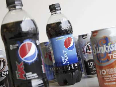 Esta foto del 11 de junio de 2012 muestra botellas de Pepsi Next y Pepsi Max junto a latas de sodas de Dr Pepper Snapple Group en Nueva York. Coca Cola y Pepsi buscan una soda sin calorías, sin endulzantes artificiales y que no deje un sabor extraño en la boca. Las dos compañías de soda más importantes del mundo buscan que eso acalle las críticas de que sus productos son malos para la salud y revierta el declive en el consumo de bebidas gaseosas, pero una fórmula así podría estar aún muy lejana.  Foto: Mark Lennihan / AP