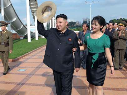 El líder norcoreano, Kim Jong Un, acompañado de su esposa, Ri Sol Ju, en Pyongyang.  Foto: Agencia Noticiosa Central de Corea del Norte vía Servicio Noticioso Coreano) / AP