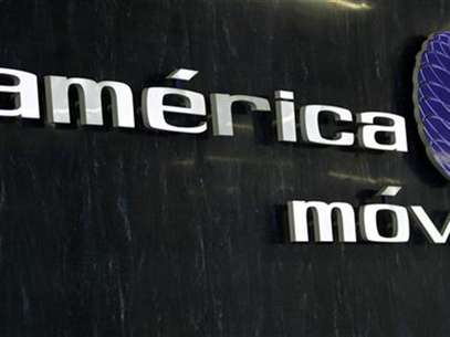 Imagen de archivo del logo de América Móvil en la recepción de sus oficinas de Ciudad de México, feb 8 2011. El gigante mexicano de telecomunicaciones América Móvil, del magnate Carlos Slim, no está interesado por el momento en comprar a la firma española de telefonía móvil Yoigo, unidad del grupo nórdico Teliasonera, y se concentra en sus más recientes adquisiciones en Europa. Foto: Henry Romero / Reuters en español