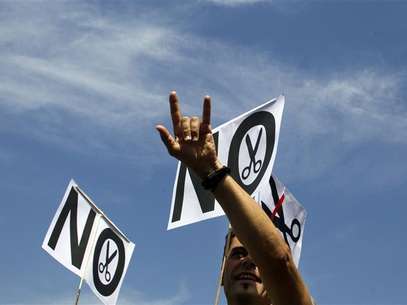 Civil servants hold "No to cuts" placards as they take part in a protest against government austerity measures outside Madrid's town hall July 25, 2012. Foto: Susana Vera / Reuters In English