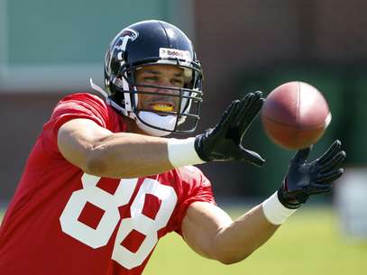 El tight end de los Falcons de Atlanta Tony González atrapa el balón en el campo de entrenamiento del equipo en Flowery Branch, Georgia, el viernes 27 de julio de 2012.  Foto: John Bazemore / AP