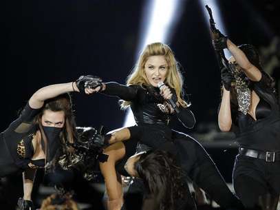 U.S. pop singer Madonna performs during a concert for her MDNA world tour at the Stade de France Stadium in Saint-Denis, near Paris, July 14, 2012. Foto: Benoit Tessier / Reuters In English