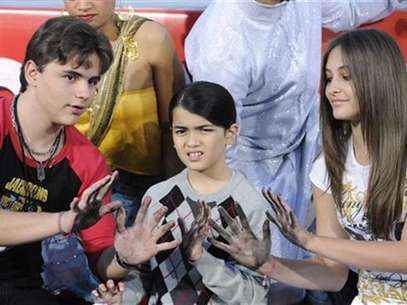 Singer Michael Jackson is immortalized in a ceremony where his children (L-R) Prince, Blanket and Paris use Jackson's shoes and gloves and their own hands to make imprints in cement in the courtyard of Hollywood's Grauman's Chinese Theatre in Los Angeles on January 26, 2012. Foto: Phil McCarten / Reuters In English