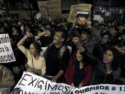 Protesters take part in a 'symbolic blockade' in front of broadcaster Televisa organized by student movement "Yo Soy 132" against Mexico's president-elect Enrique Pena Nieto in Mexico City July 26, 2012. Foto: Tomas Bravo / Reuters In English