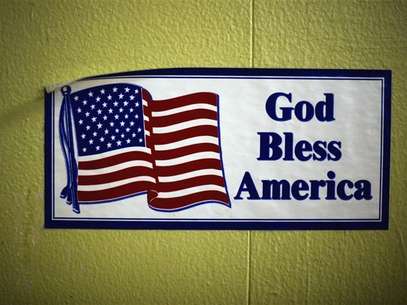 A decal reading "God Bless America" is seen on the wall of the soup kitchen in the basement of the St. Leo Catholic Church in Detroit December 17, 2011. Foto: Mark Blinch / Reuters In English